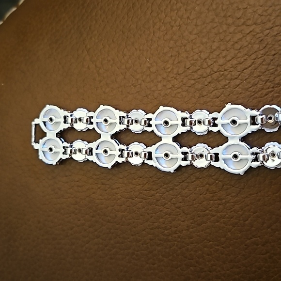 VTG KRAMER White Daisy Lucite Rhinestone Bridal Bracelet - Picture 8 of 10